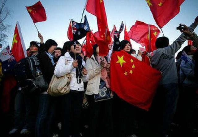 过世多年的妈妈可以在过年烧纸摆供吗？游戏画面